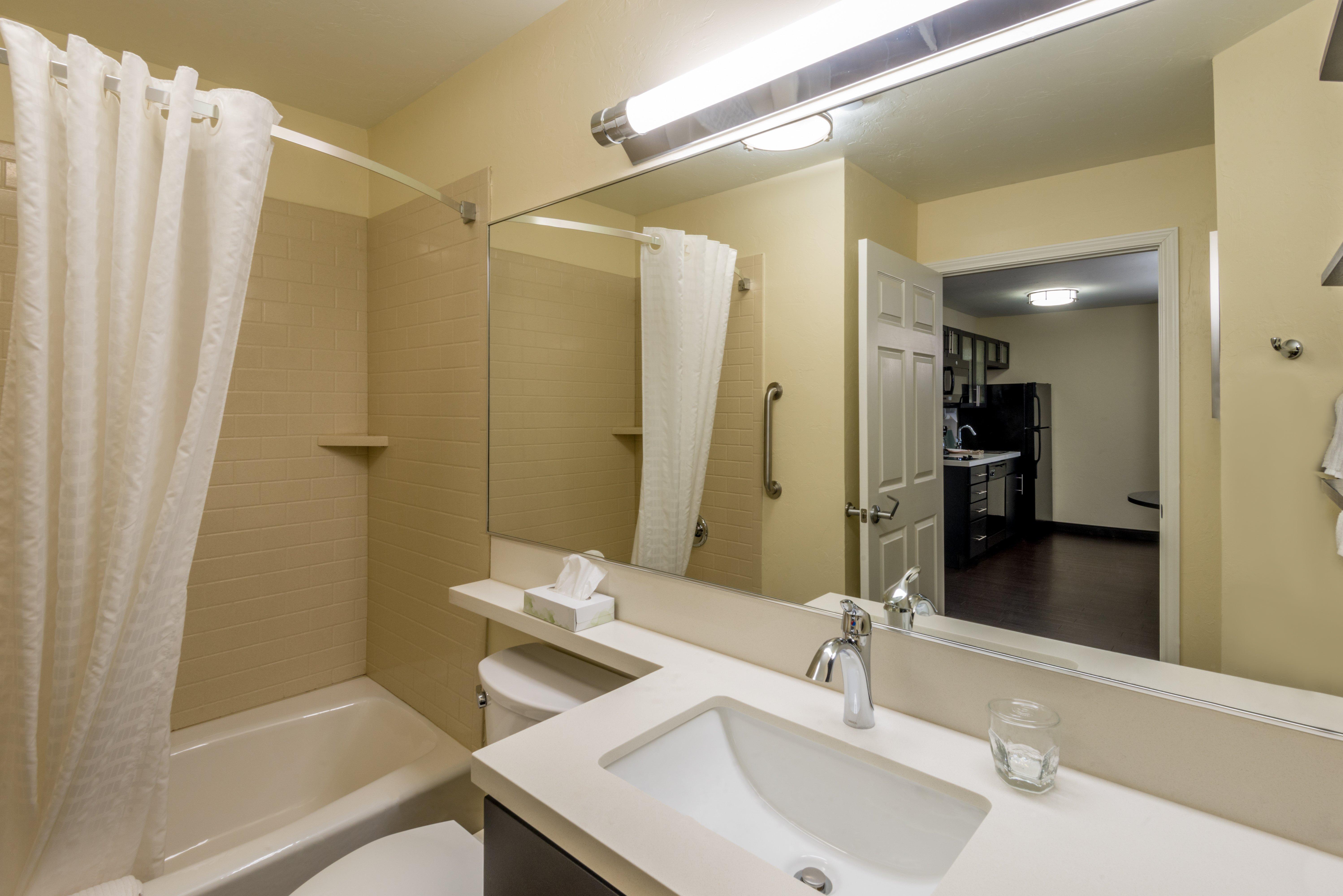 Candlewood Suites Del City By Ihg Bagian luar foto