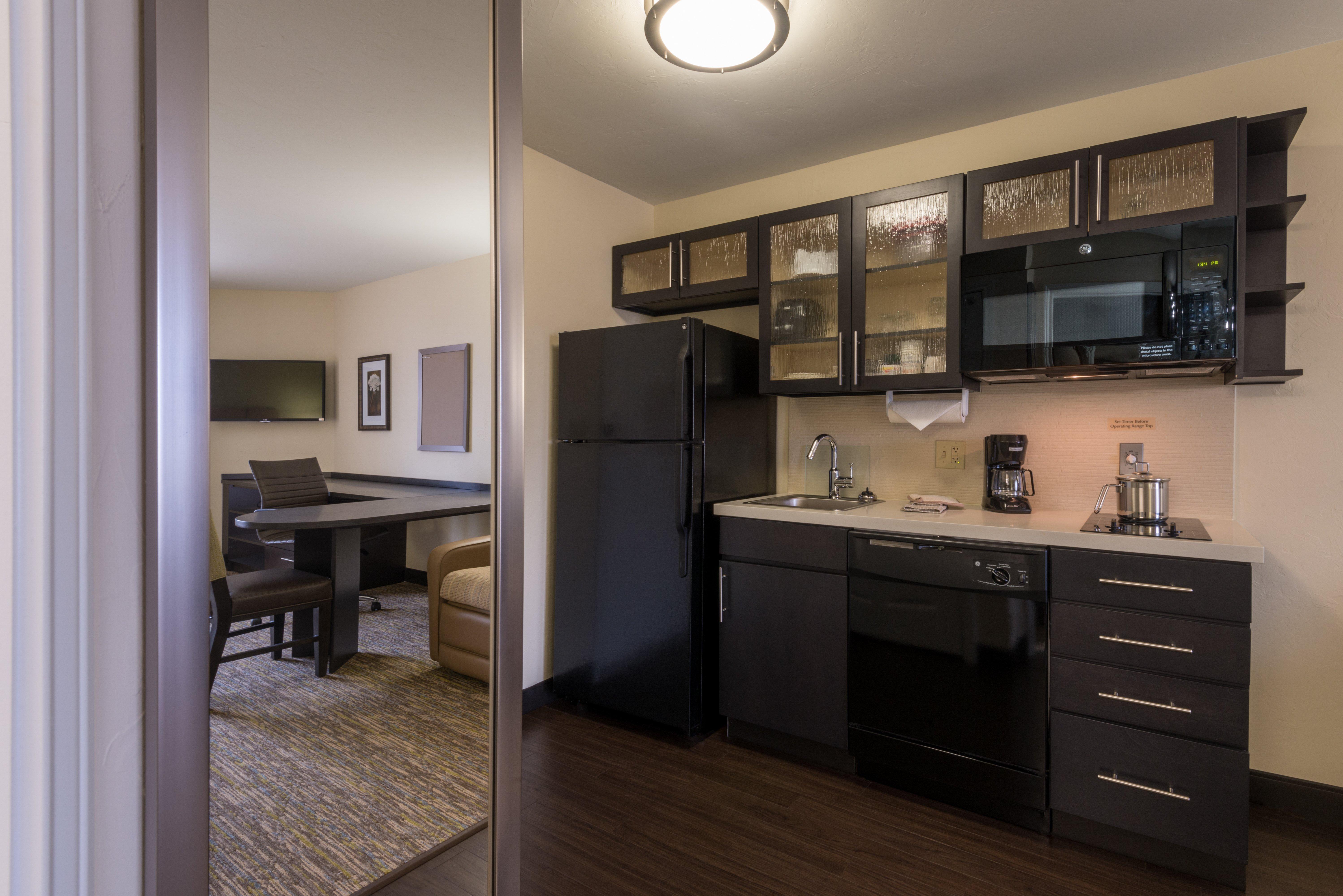 Candlewood Suites Del City By Ihg Bagian luar foto
