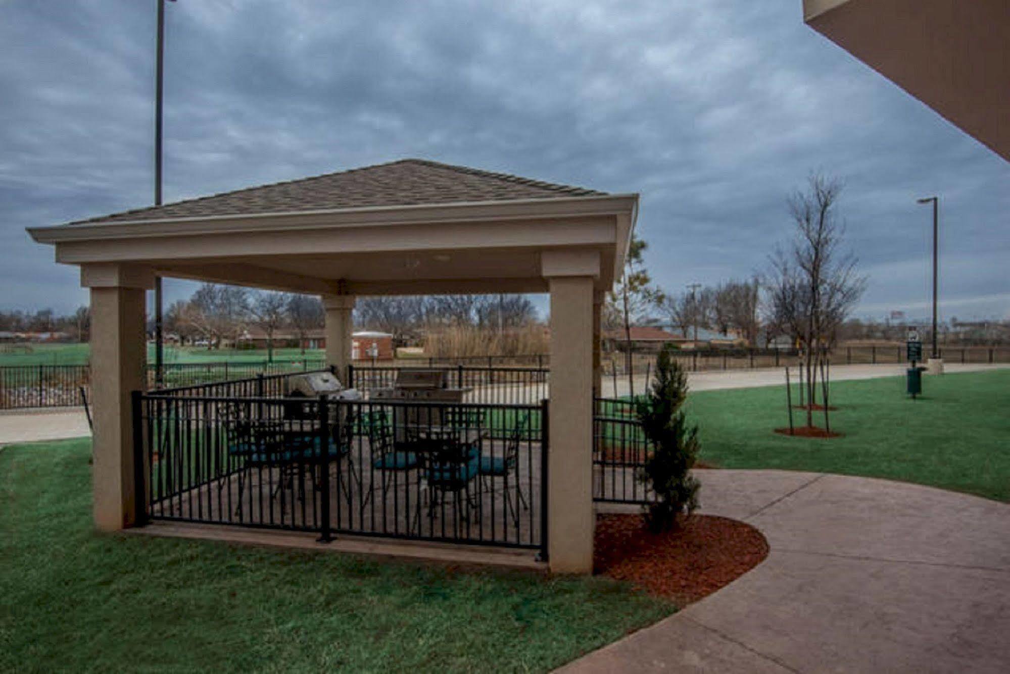 Candlewood Suites Del City By Ihg Bagian luar foto